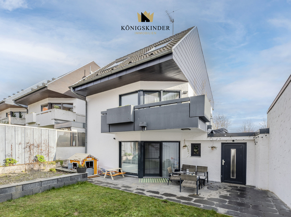 Gartenbereich, Terrasse und Hausrückseite