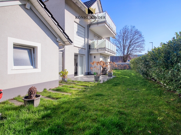 großer Garten mit sonniger Terrasse 