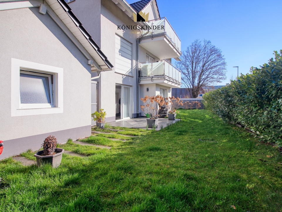 großer Garten mit sonniger Terrasse 