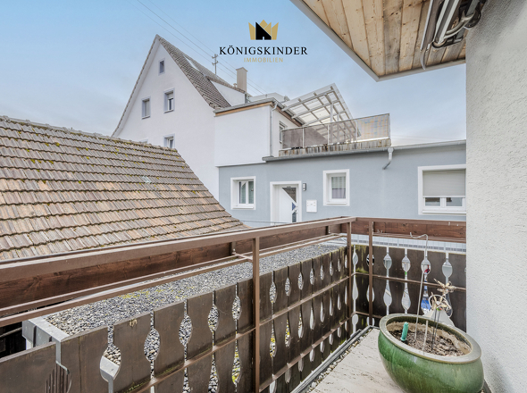 Ein kleiner Balkon ist auch dabei.