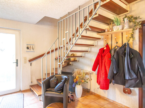 EG Eingangsdiele mit Treppe zum Dachgeschoss