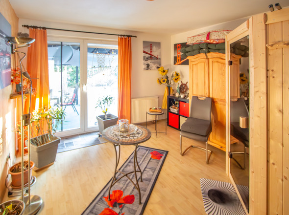 EG Arbeitszimmer mit Sauna und Ausgang zum Garten