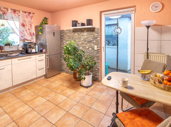 EG Küche mit Essplatz und Ausgang zum Garten