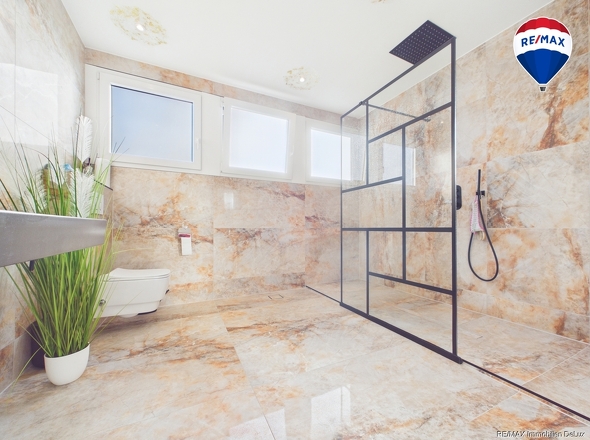 REMAX Immobilien DeLux Einfamilienhaus Badezimmer Saarlouis Mark Borowicz