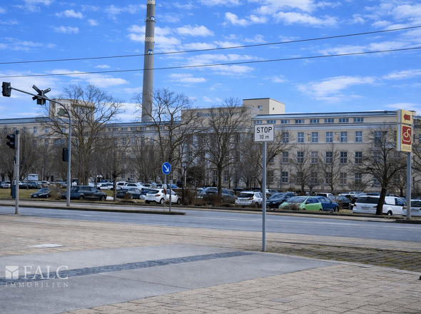 Leuna Hauptgebüde gegenüber 