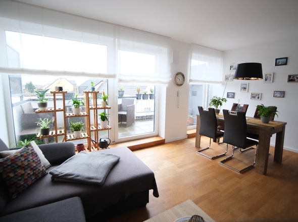 Wohnraum mit Zugang zum Balkon 