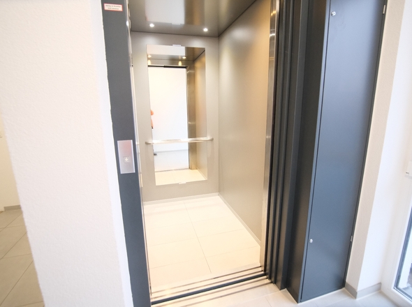 Aufzug zu den Wohnungen und Keller