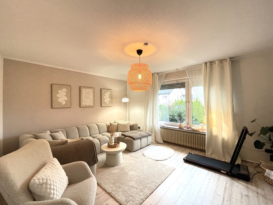 Wohnzimmer mit großem Fensterelement