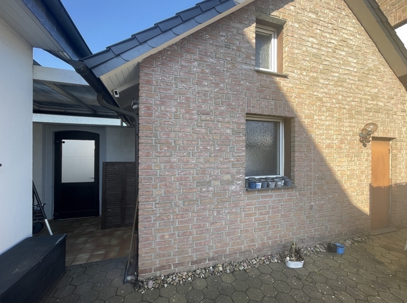 Durchgang mit Garagengebäude