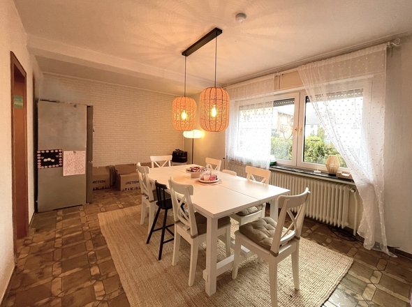 Geräumiges Esszimmer mit Zugang zur Küche