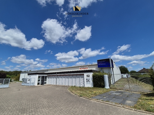 Zufahrt und befestigter Hof