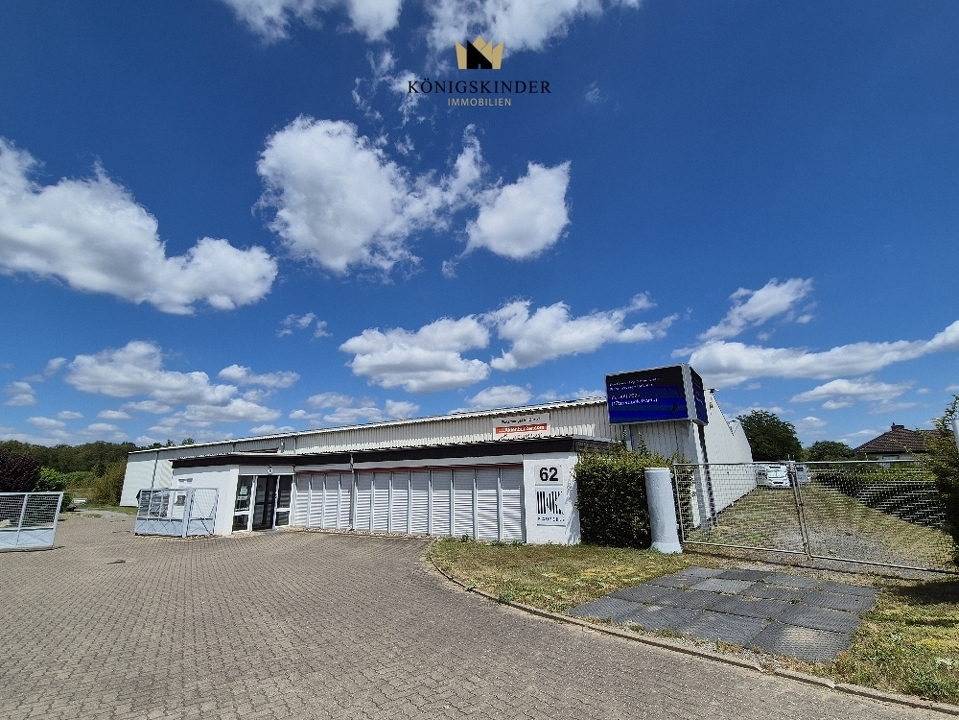 Zufahrt und befestigter Hof