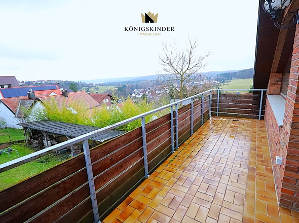 ...mit breitem Balkon...