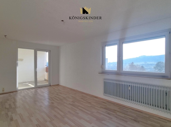 Wohnzimmer mit Zugang zur Loggia