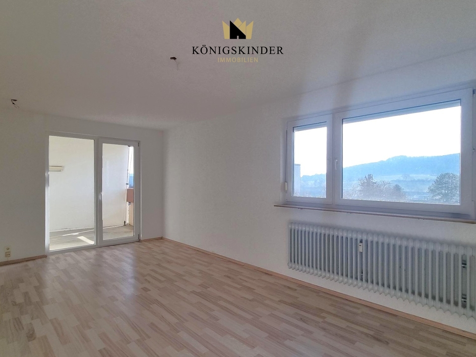 Wohnzimmer mit Zugang zur Loggia