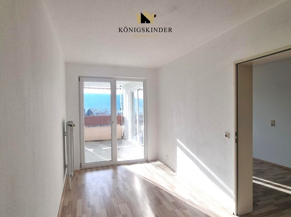 Kinderzimmer mit Zugang zur Loggia