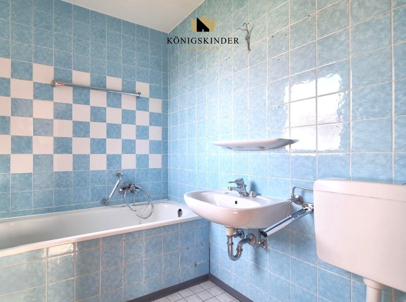 Bad mit Wanne und Tageslicht