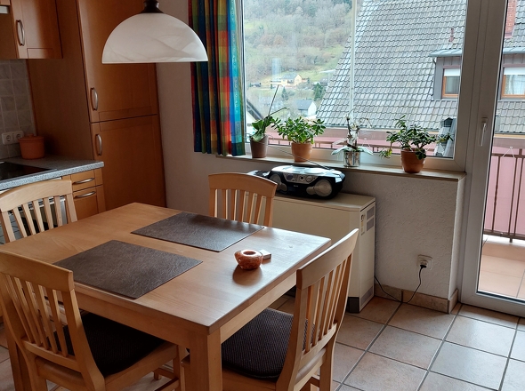  Küche 1.OG - Sitzen und Balkonzugang