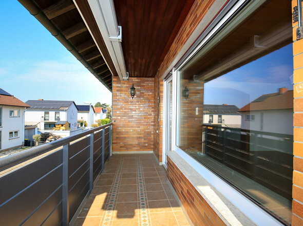 Balkon mit Markise aus Wohnzimmer