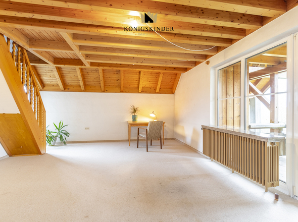 Wohnzimmer DG 1 mit Räubertreppe ins DG 2