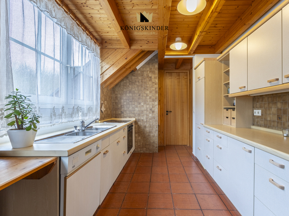 Küche mit Blick auf Vorratsraum DG 1