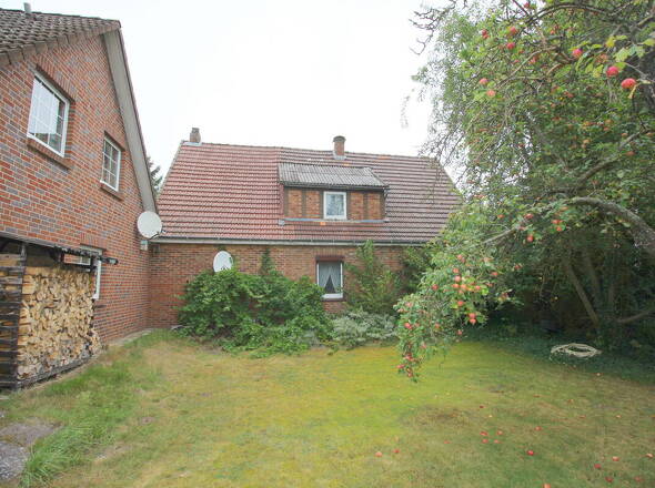 Hinterer Grundstücksanteil mit Abrissobjekt u. Apfelbaum