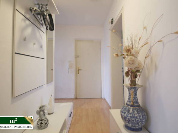 Flurblick auf Wohnungs-Eingangstür