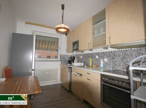 Einbauküche mit Esstisch und Blick auf Loggia