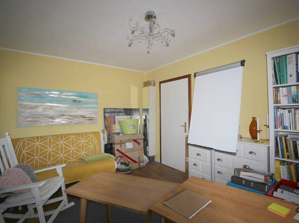 Büro mit Blick auf Zimmertür