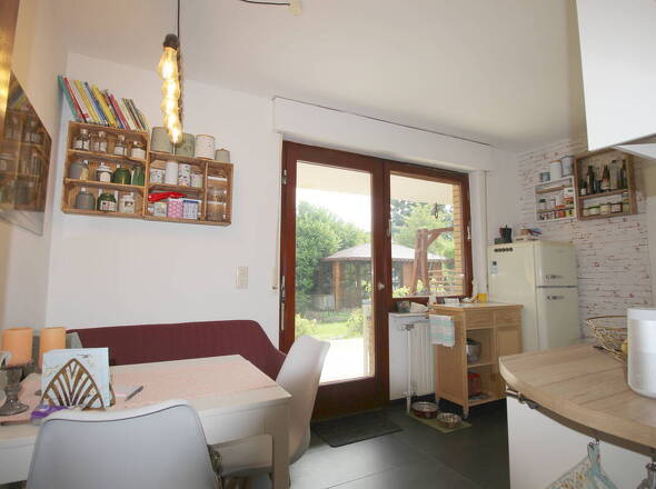 Küche mit Essbereich und Terrassenzugang