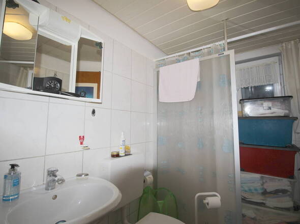 Duschbad mit Fenster u. WC Souterrain-Wohnung