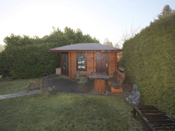 Gepflegter Garten mit blickdichten Hecken