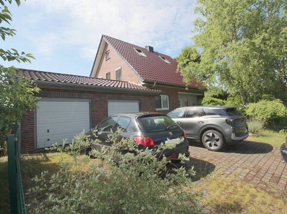 Haupthaus mit Doppelgarage u. zusätzlichen PKW-Stellplätzen