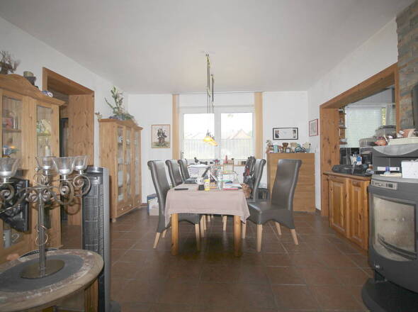 Offener Wohn- und Essbereich mit Kaminofen