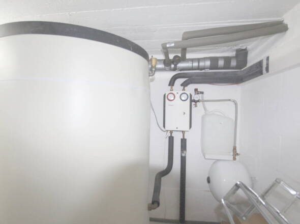 1000 l Speicher, davon 750 l f. Heizung u. 250 l f. Trinkwasser