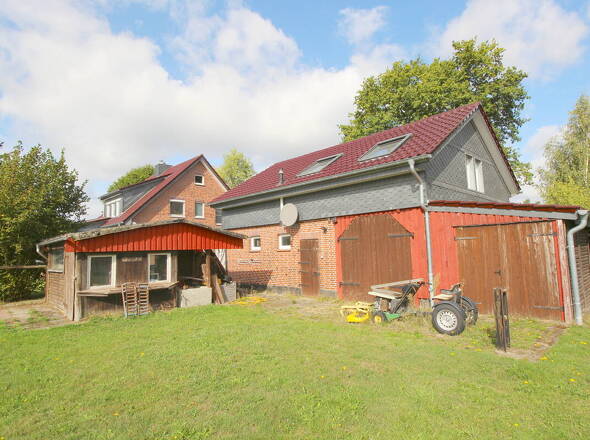 Nebenhaus mit Remise u. Schuppenanbau rechts