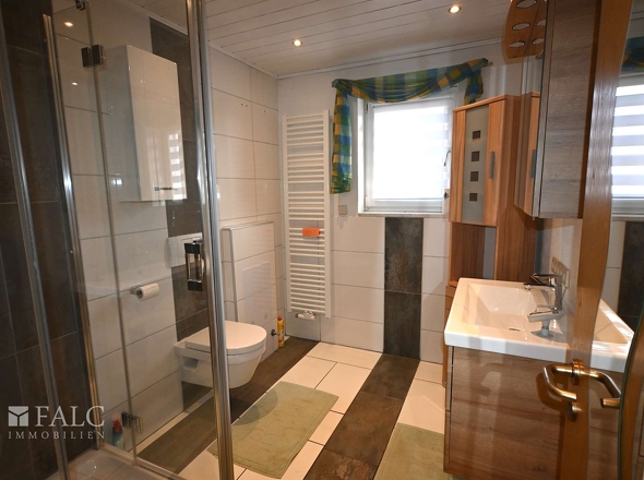 Badezimmer mit Dusche