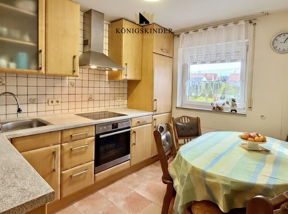 Die Küche der Eigentumswohnung mit integrierter Haushaltsgeräte