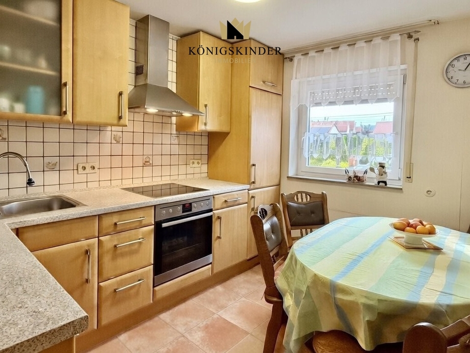 Die Küche der Eigentumswohnung mit integrierter Haushaltsgeräte