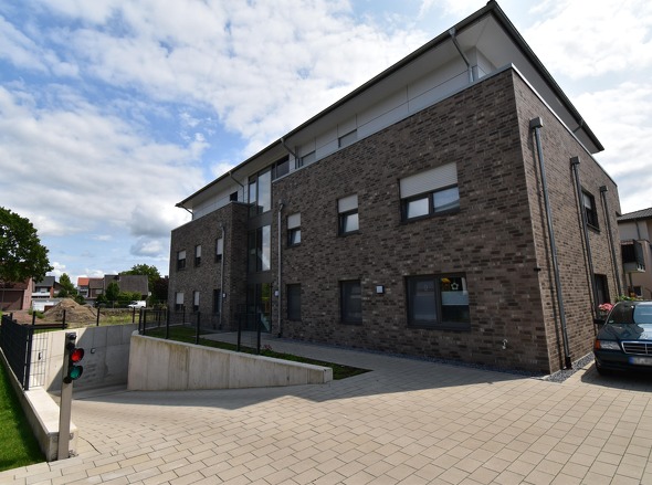 Eingangsbereich und TG- Einfahrt