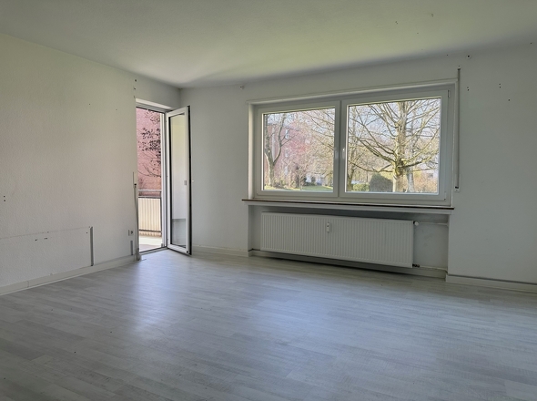 Wohnzimmer mit Balkonzugang