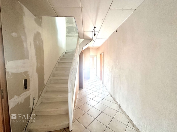 Flur EG mit Treppe in die Wohnung OG