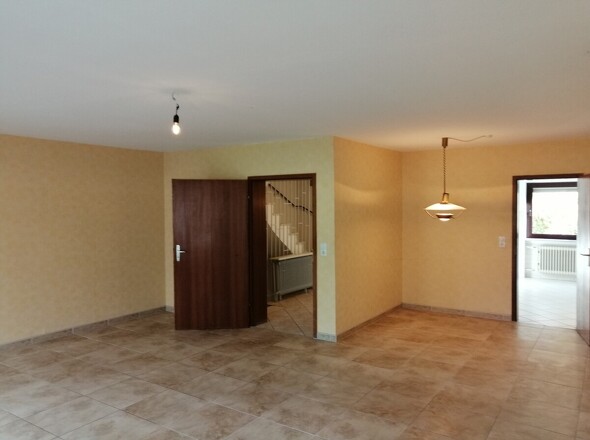 zu Küche und Treppenflur