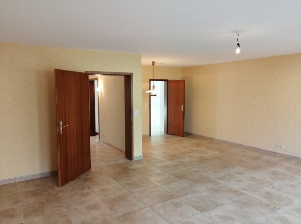 geräumiges Wohnzimmer