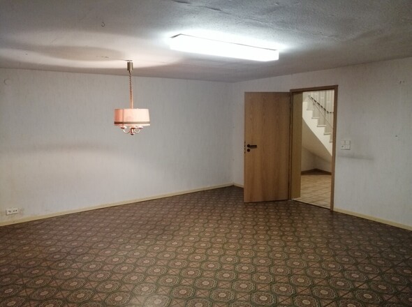 Blick von Kellerraum im Flur