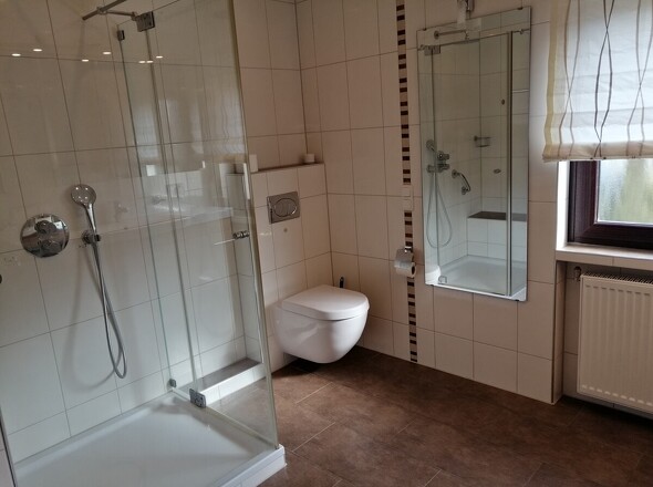 Toilette und Dusche