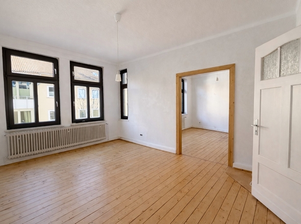 Wohn-/Essbereich mit typischem Dielenboden