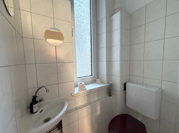 Separates WC mit Fenster