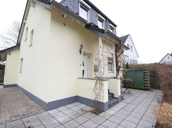 Vorderansicht mit Eingang OG