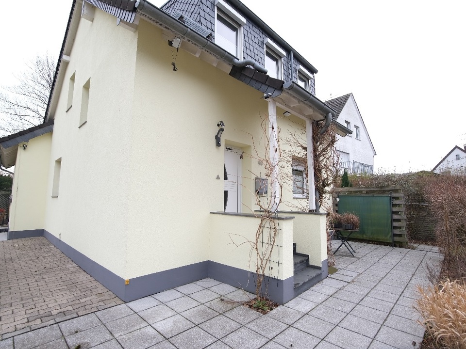 Vorderansicht mit Eingang OG